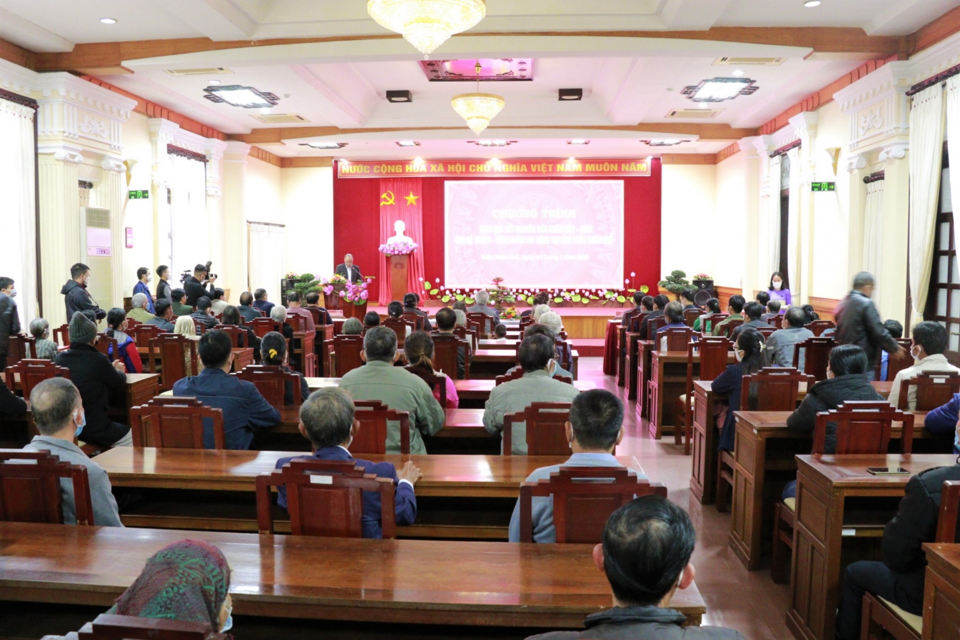 Phó Thủ tướng Vũ Đức Đam thăm hỏi và trao quà Tết cho hộ nghèo, CNLĐ gặp khó khăn