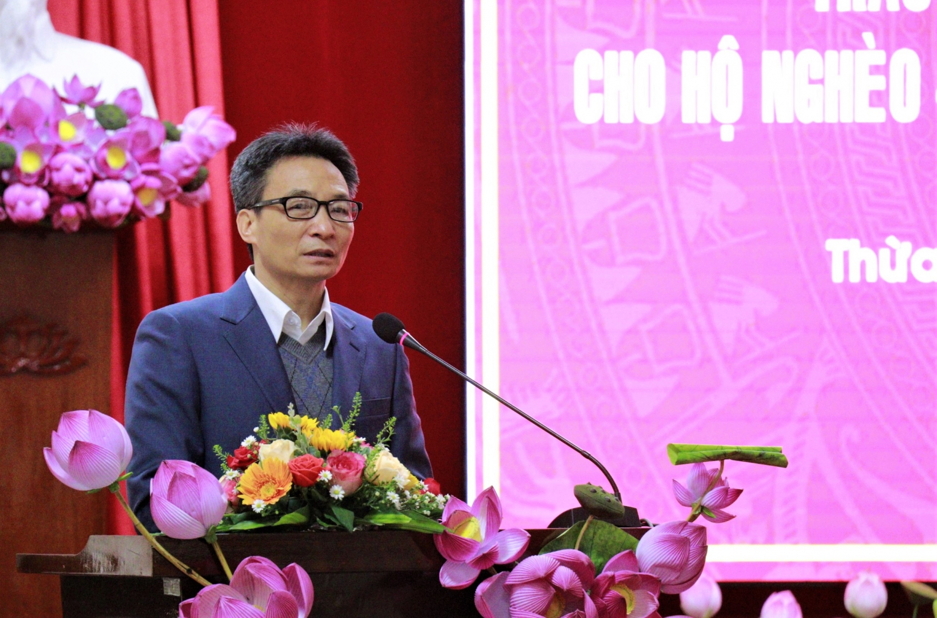 Phó Thủ tướng Vũ Đức Đam thăm hỏi và trao quà Tết cho hộ nghèo, CNLĐ gặp khó khăn