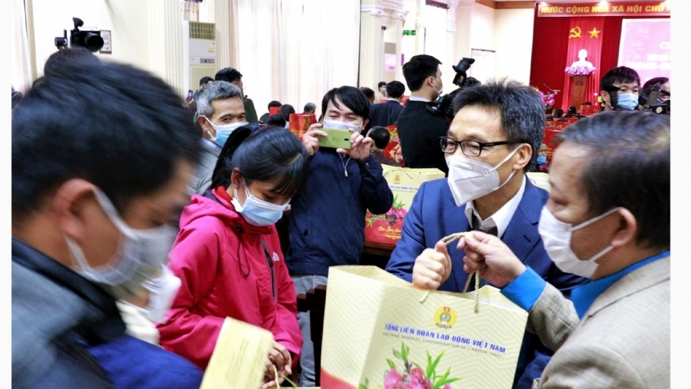 Phó Thủ tướng Vũ Đức Đam tặng quà Tết cho hộ nghèo, CNLĐ khó khăn