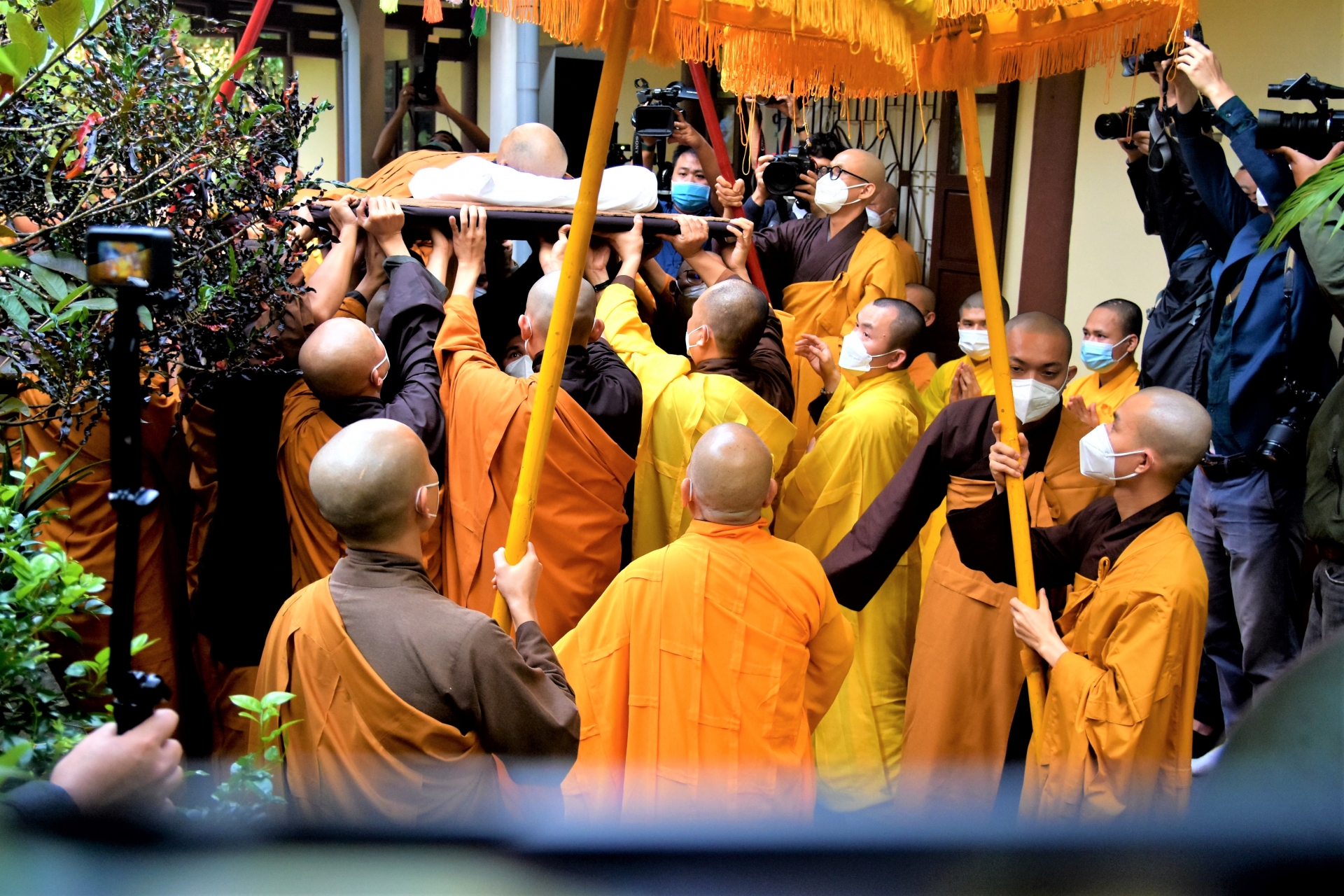 Tăng ni, Phật tử đến viếng Thiền sư Thích Nhất Hạnh trong tĩnh lặng