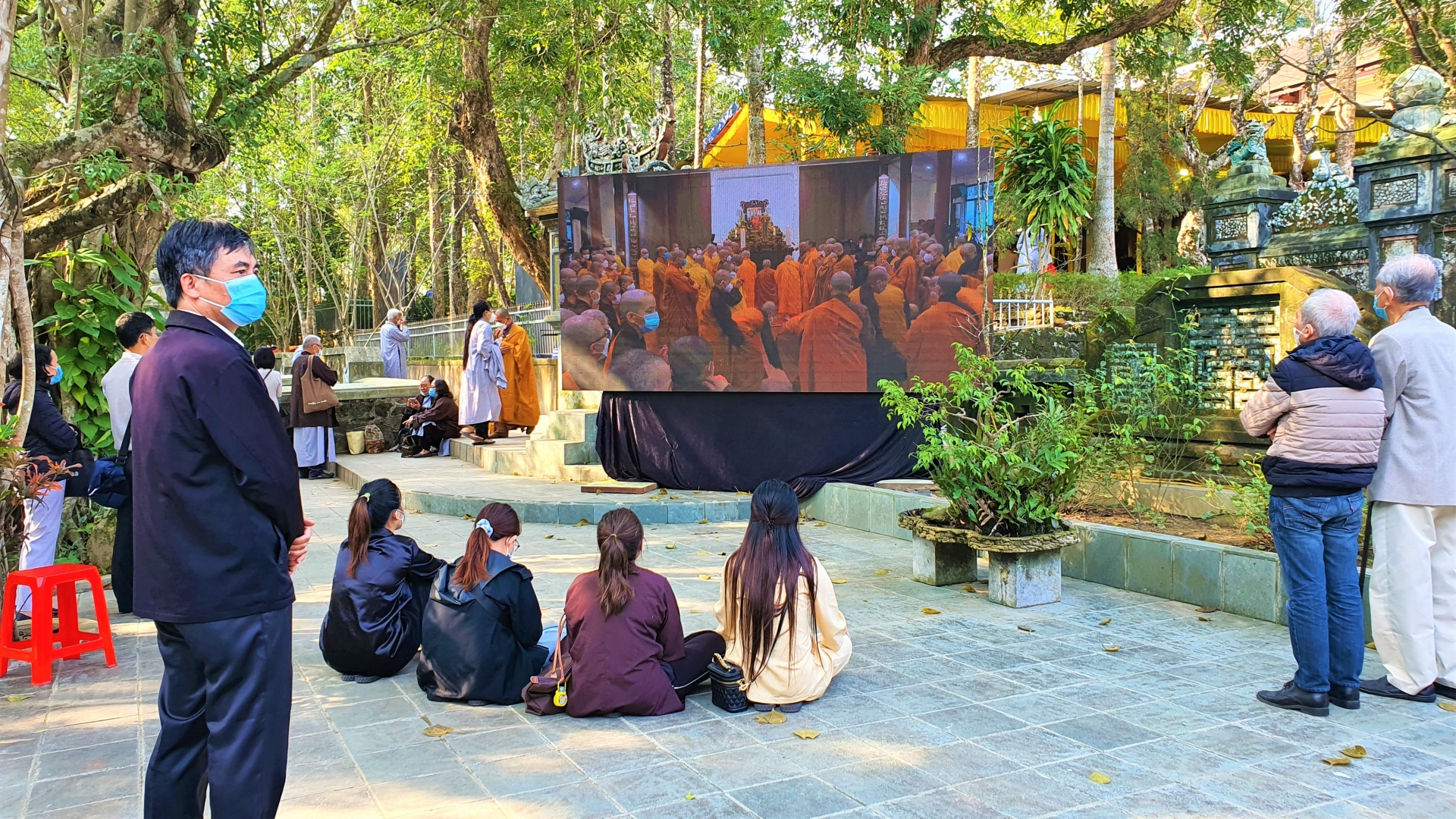 Tăng ni, Phật tử đến viếng Thiền sư Thích Nhất Hạnh trong tĩnh lặng