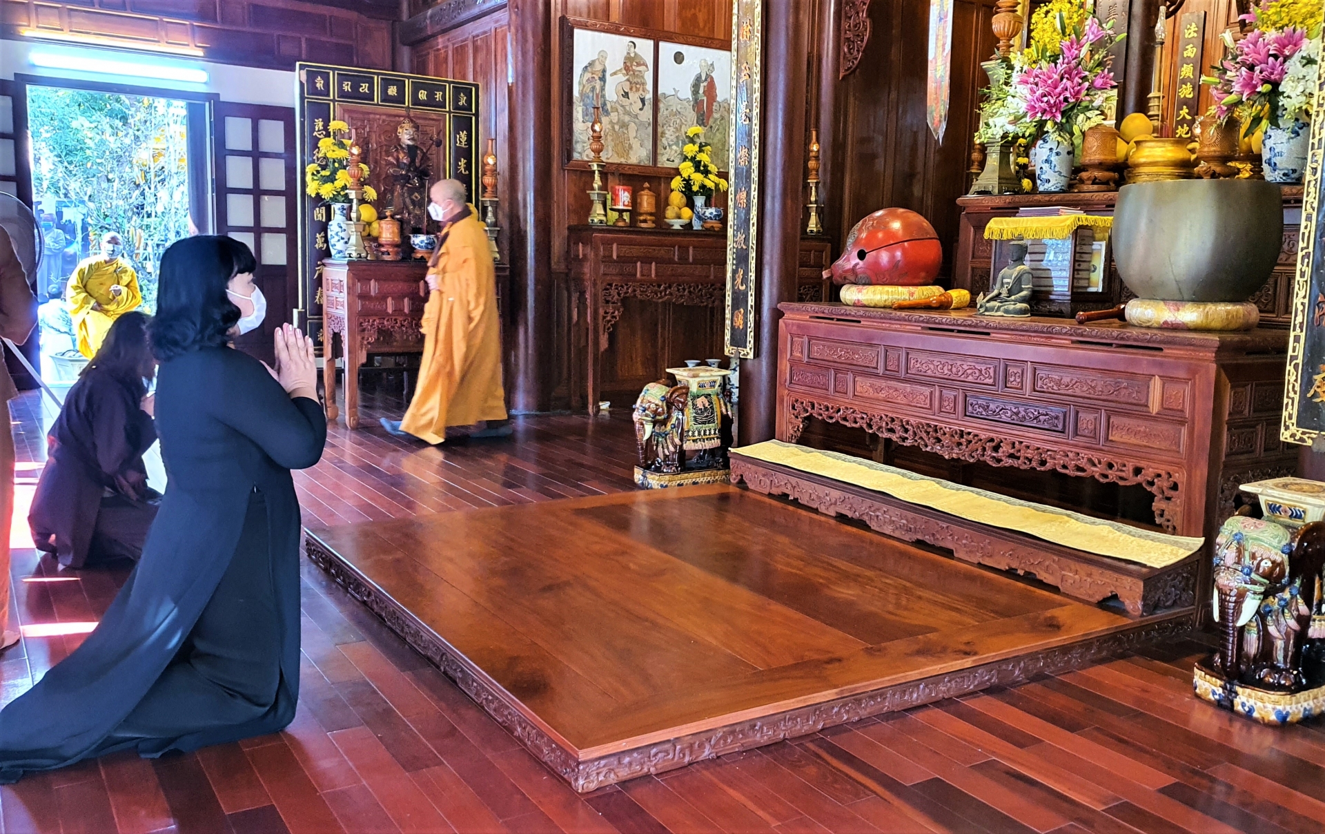 Tăng ni, Phật tử đến viếng Thiền sư Thích Nhất Hạnh trong tĩnh lặng