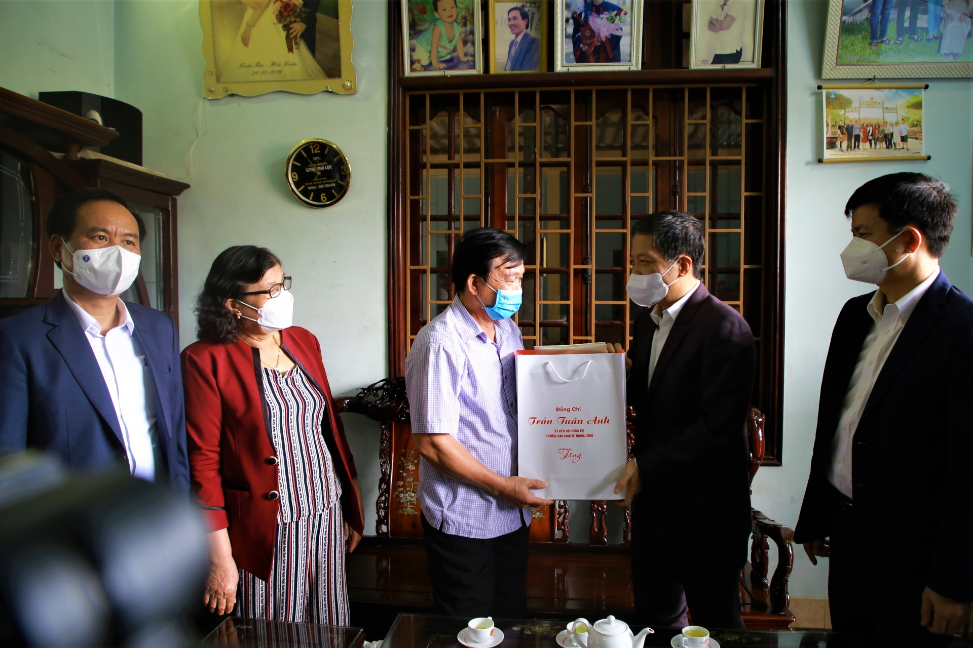 Trưởng Ban Kinh tế Trung ương tặng quà cho người lao động, hộ nghèo ở Quảng Trị Trưởng Ban Kinh tế Trung ương tặng quà cho người lao động, hộ nghèo ở Quảng Trị