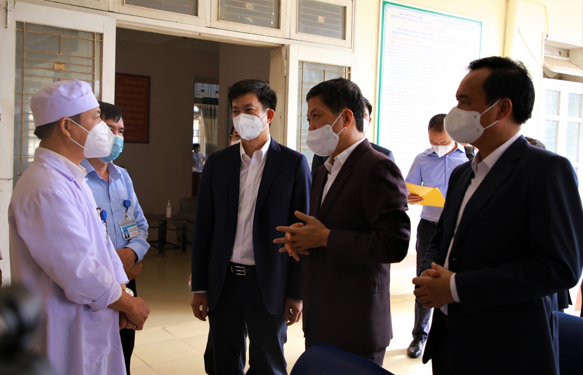 Trưởng Ban Kinh tế Trung ương tặng quà cho người lao động, hộ nghèo ở Quảng Trị Trưởng Ban Kinh tế Trung ương tặng quà cho người lao động, hộ nghèo ở Quảng Trị