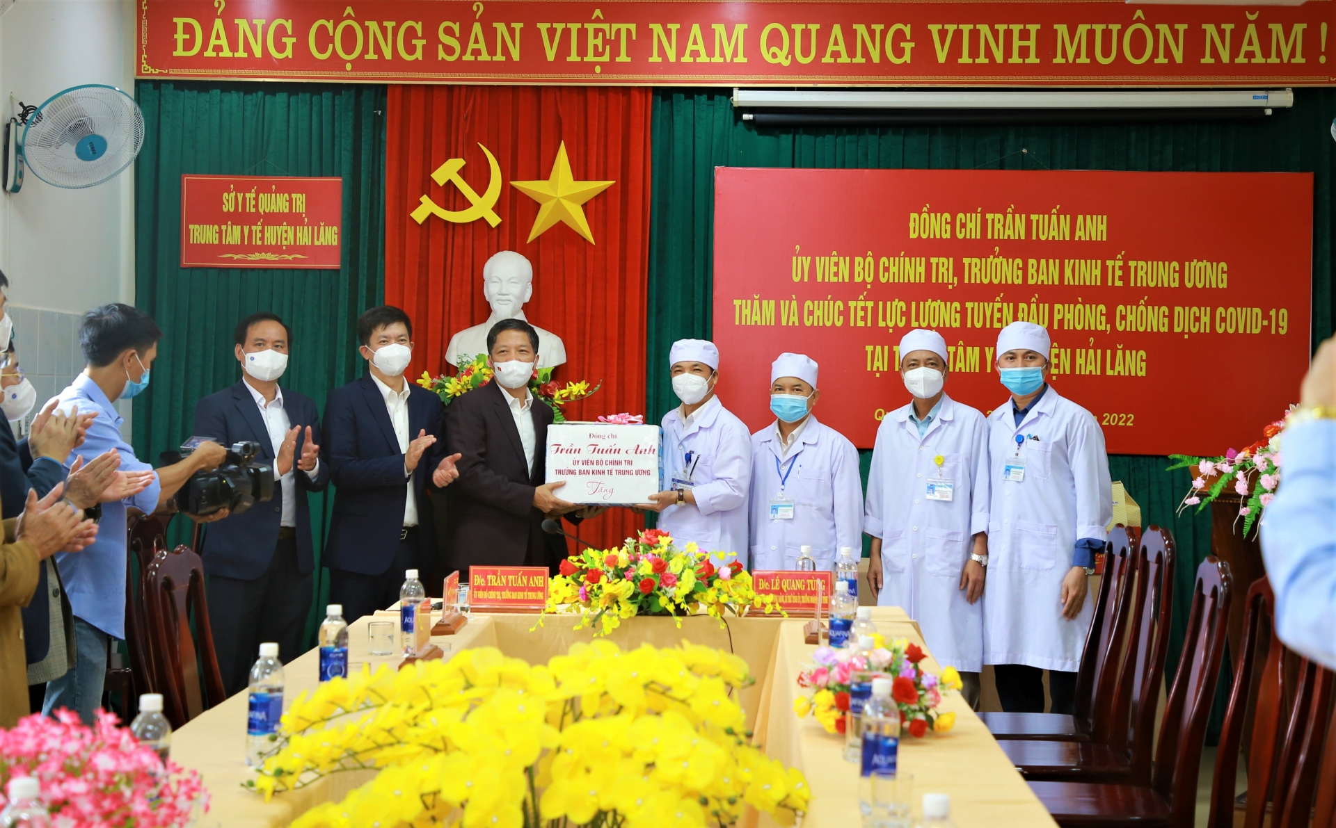 Trưởng Ban Kinh tế Trung ương tặng quà cho người lao động, hộ nghèo ở Quảng Trị Trưởng Ban Kinh tế Trung ương tặng quà cho người lao động, hộ nghèo ở Quảng Trị