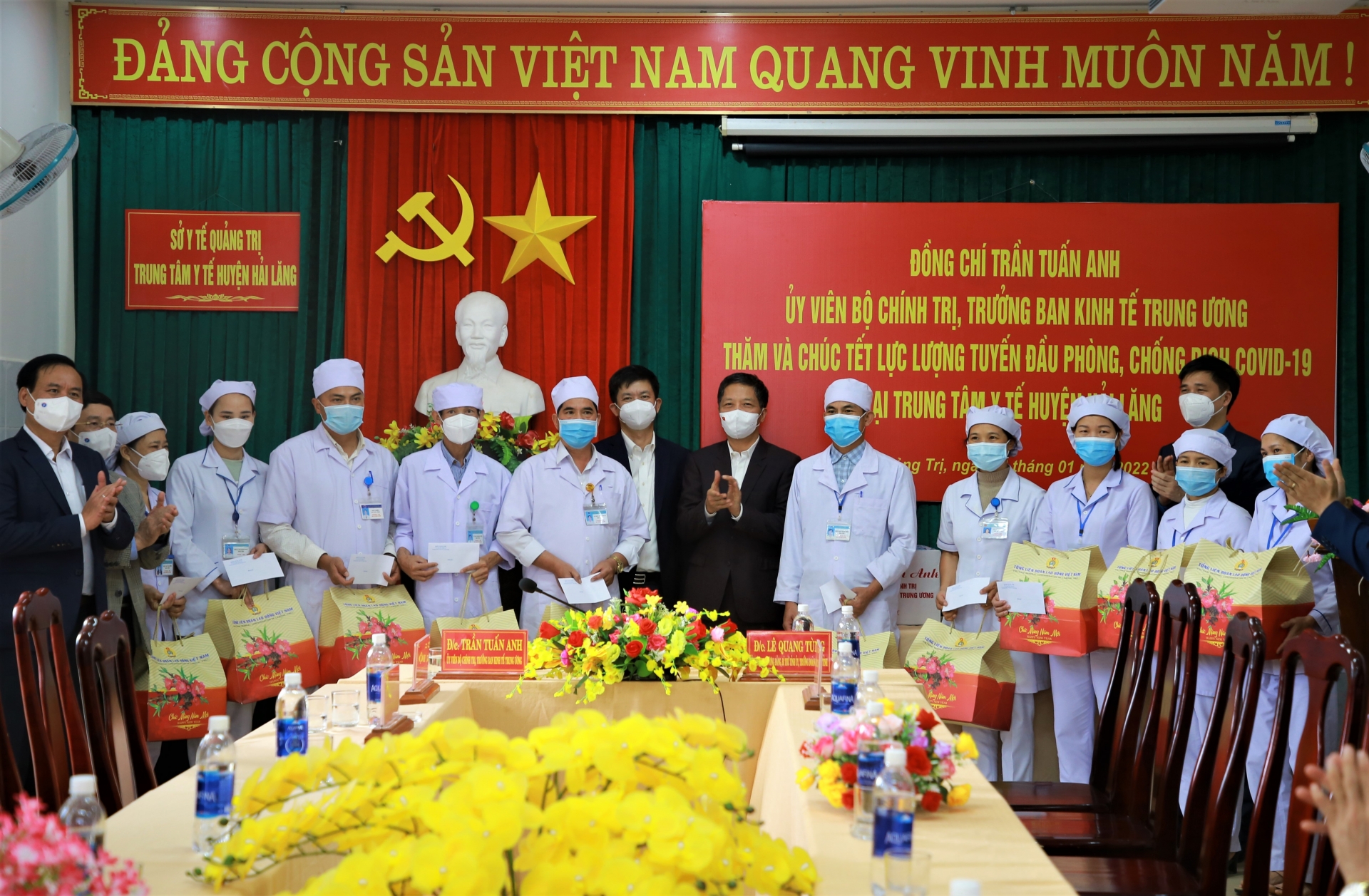 Trưởng Ban Kinh tế Trung ương tặng quà cho người lao động, hộ nghèo ở Quảng Trị Trưởng Ban Kinh tế Trung ương tặng quà cho người lao động, hộ nghèo ở Quảng Trị