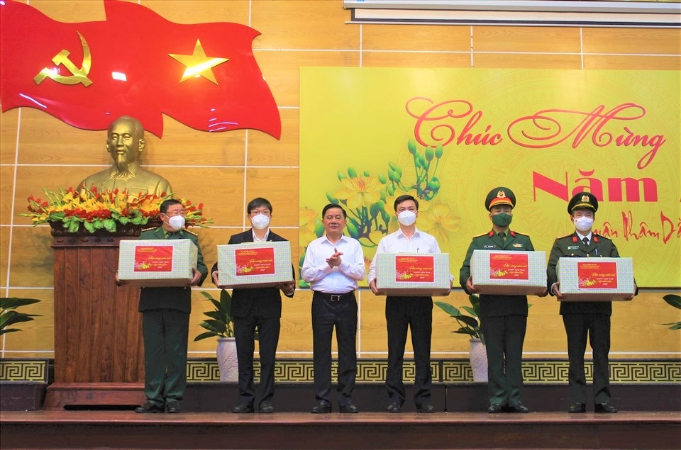 Chủ nhiệm Ủy ban Kiểm tra Trung ương tặng quà cho người lao động, hộ nghèo ở Quảng Bình