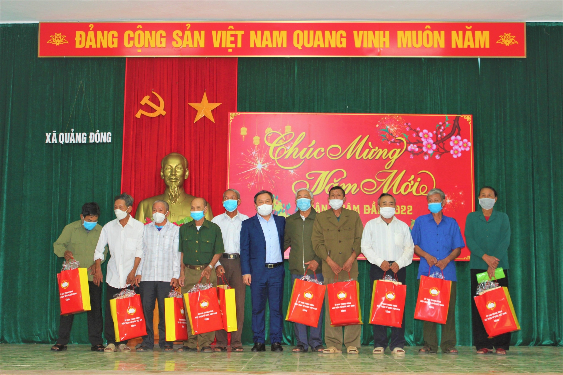 Chủ nhiệm Ủy ban Kiểm tra Trung ương tặng quà cho người lao động, hộ nghèo ở Quảng Bình