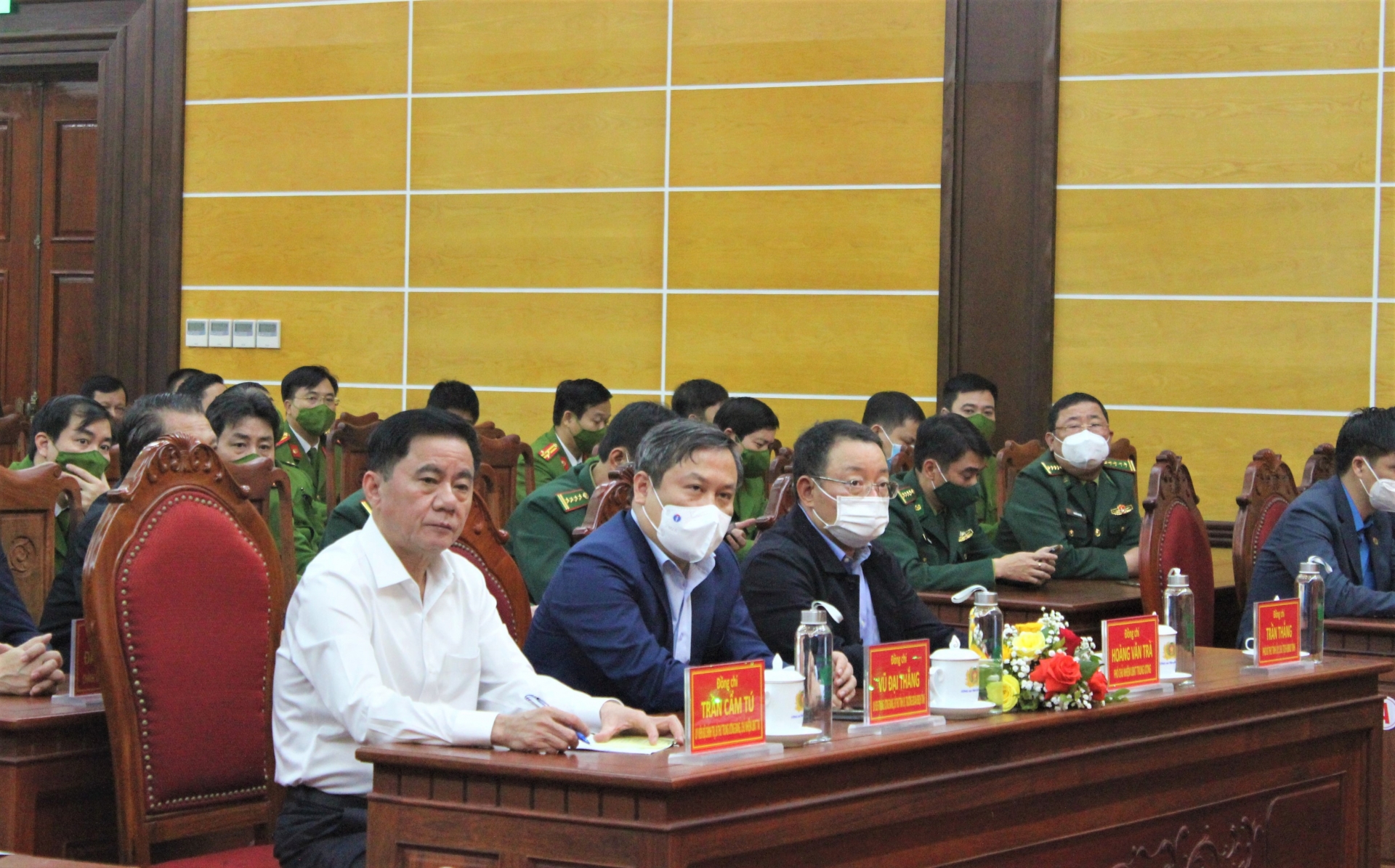 Chủ nhiệm Ủy ban Kiểm tra Trung ương tặng quà cho người lao động, hộ nghèo ở Quảng Bình