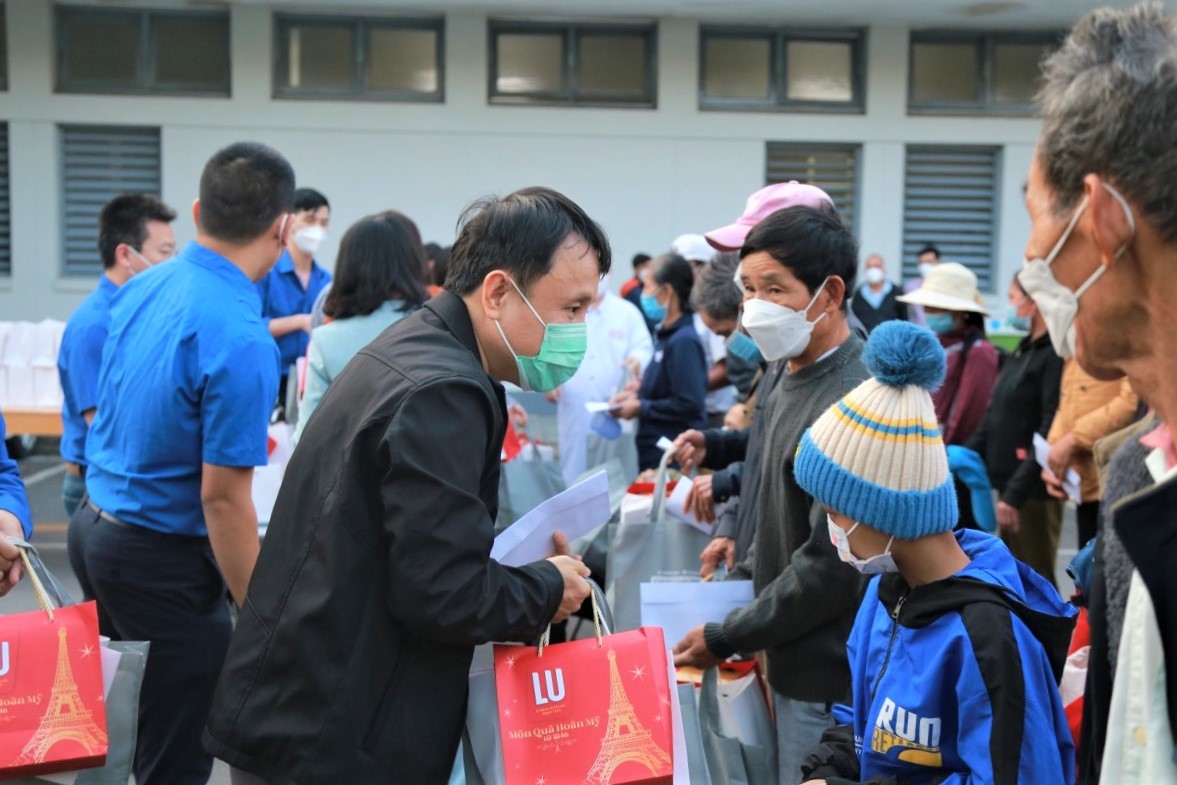 Những “Chuyến xe yêu thương” đưa bệnh nhân nghèo về quê đón Tết