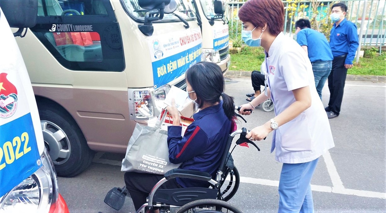 Những “Chuyến xe yêu thương” đưa bệnh nhân nghèo về quê đón Tết