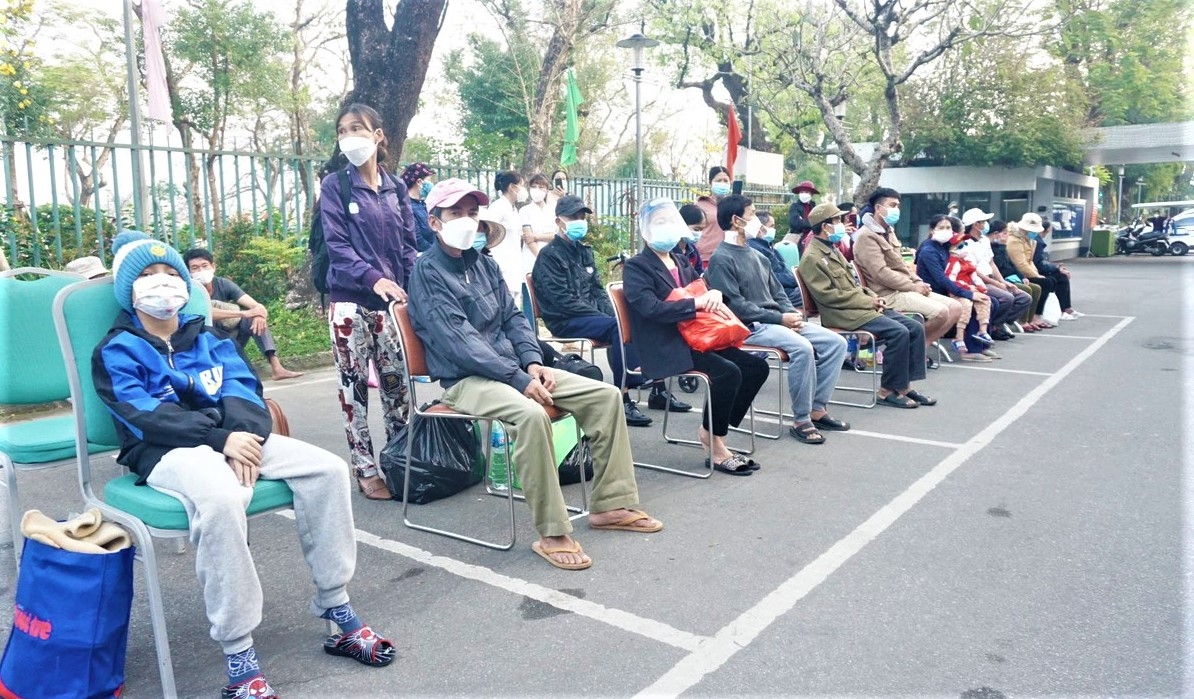 Những “Chuyến xe yêu thương” đưa bệnh nhân nghèo về quê đón Tết