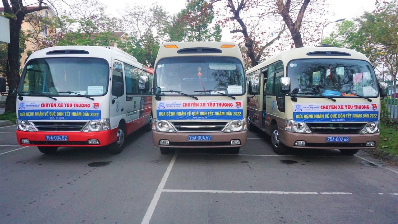 Những “Chuyến xe yêu thương” đưa bệnh nhân nghèo về quê đón Tết