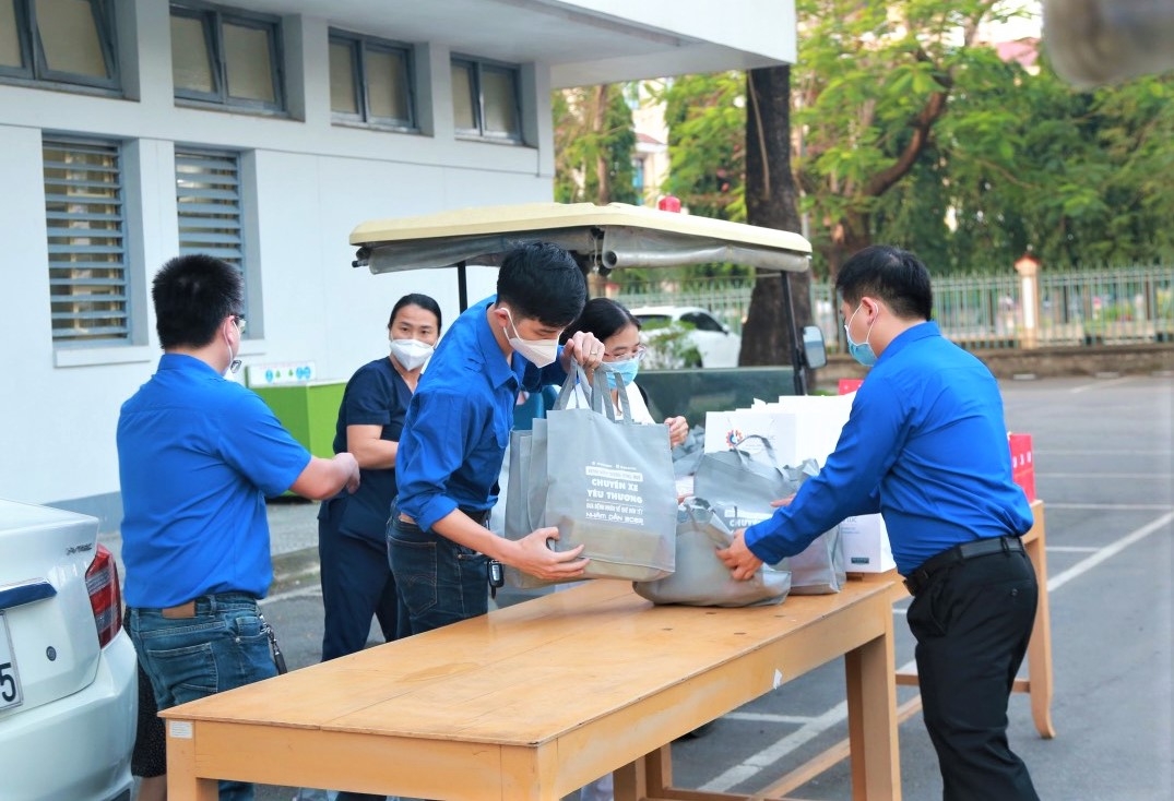 Những “Chuyến xe yêu thương” đưa bệnh nhân nghèo về quê đón Tết