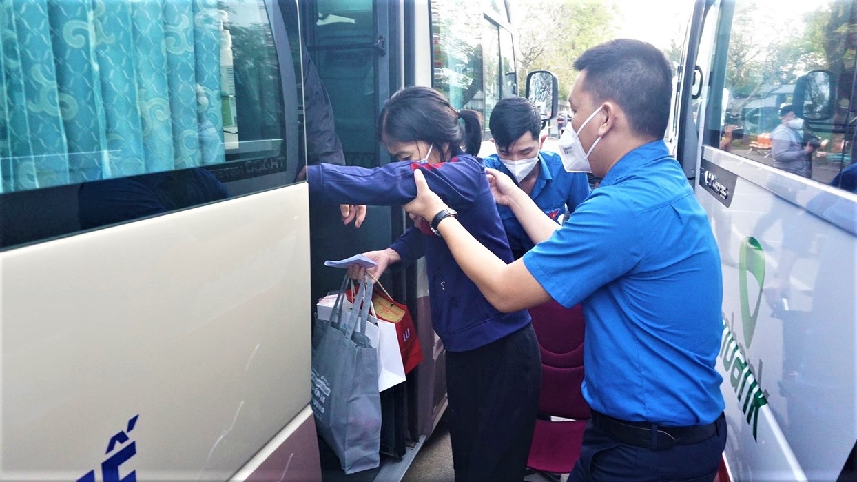 Những “Chuyến xe yêu thương” đưa bệnh nhân nghèo về quê đón Tết