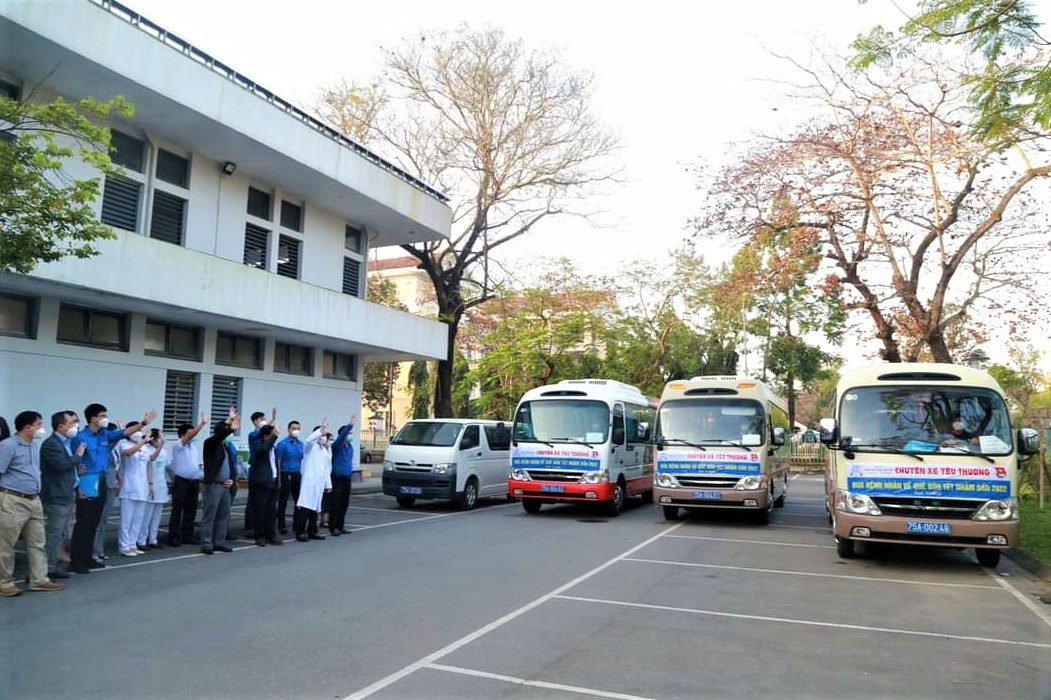 Những “Chuyến xe yêu thương” đưa bệnh nhân nghèo về quê đón Tết