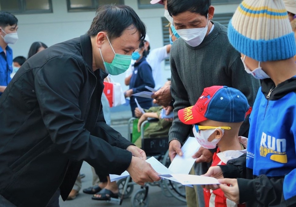 Những “Chuyến xe yêu thương” đưa bệnh nhân nghèo về quê đón Tết