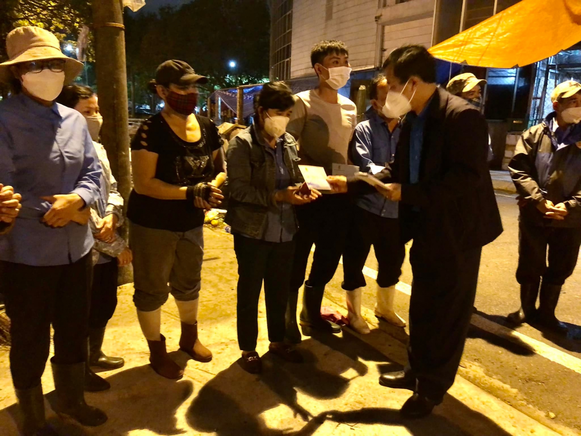 LĐLĐ Thừa Thiên Huế thăm, tặng quà cho công nhân lao động làm việc trong đêm giao thừa