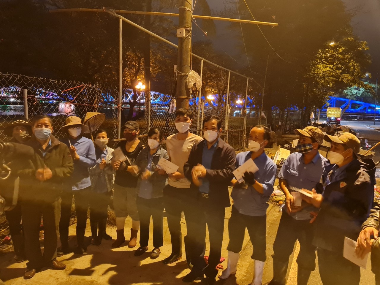 LĐLĐ Thừa Thiên Huế thăm, tặng quà cho công nhân lao động làm việc trong đêm giao thừa