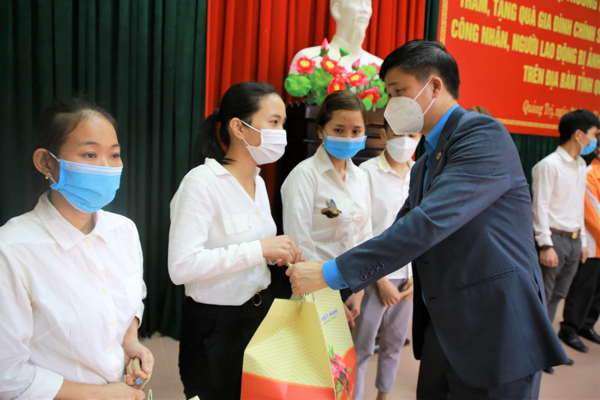 LĐLĐ Quảng Trị: Hơn 5,3 tỷ đồng chăm lo Tết cho đoàn viên, người lao động LĐLĐ Quảng Trị: Hơn 5,3 tỷ đồng chăm lo Tết cho đoàn viên, người lao động