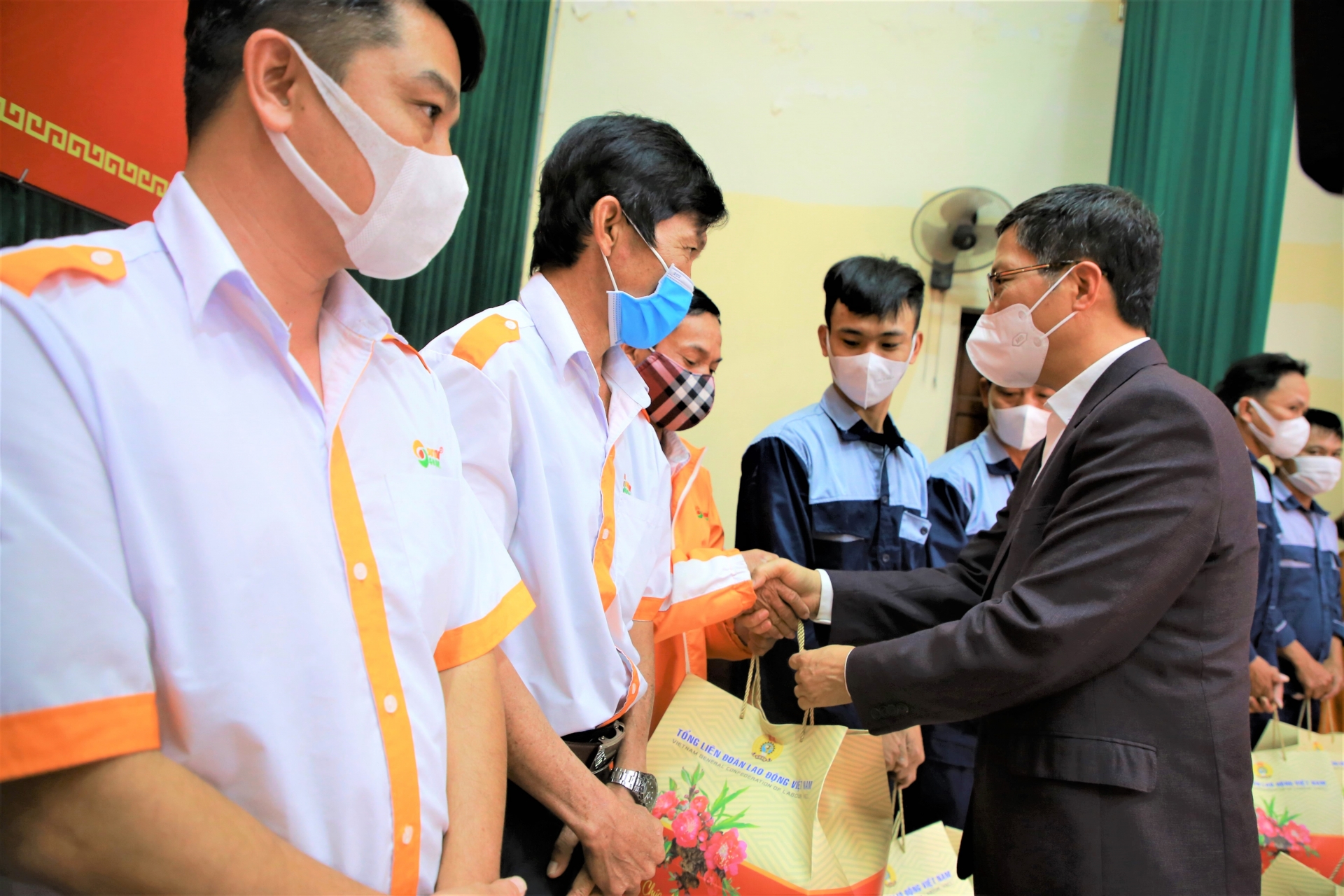 LĐLĐ Quảng Trị: Hơn 5,3 tỷ đồng chăm lo Tết cho đoàn viên, người lao động LĐLĐ Quảng Trị: Hơn 5,3 tỷ đồng chăm lo Tết cho đoàn viên, người lao động