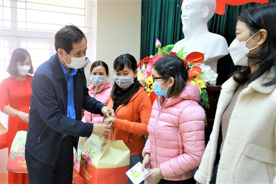 LĐLĐ Quảng Trị: Hơn 5,3 tỷ đồng chăm lo Tết cho đoàn viên, người lao động LĐLĐ Quảng Trị: Hơn 5,3 tỷ đồng chăm lo Tết cho đoàn viên, người lao động