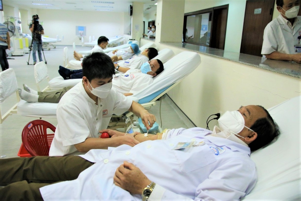 Hàng trăm đoàn viên Bệnh viện Trung ương Huế tham gia hiến máu đầu năm mới