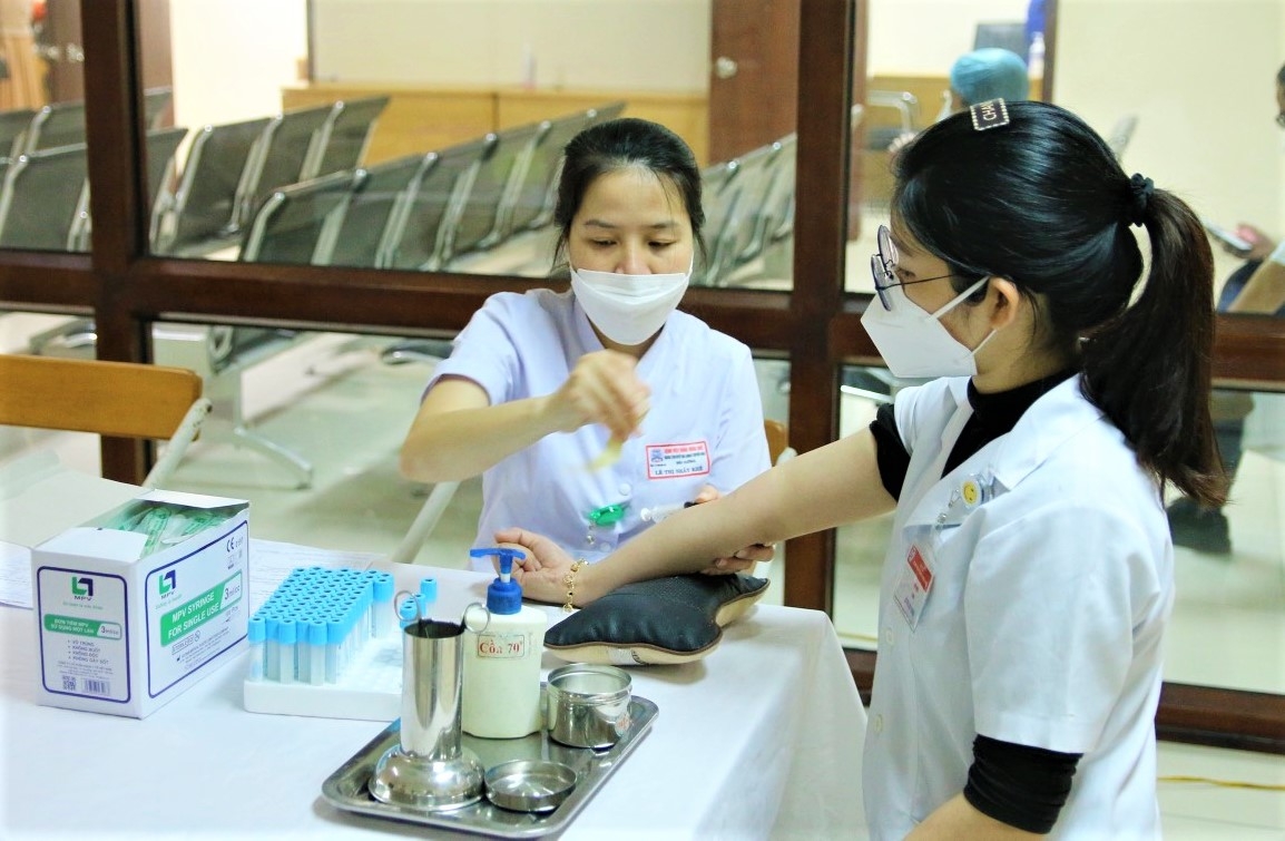 Hàng trăm đoàn viên Bệnh viện Trung ương Huế tham gia hiến máu đầu năm mới