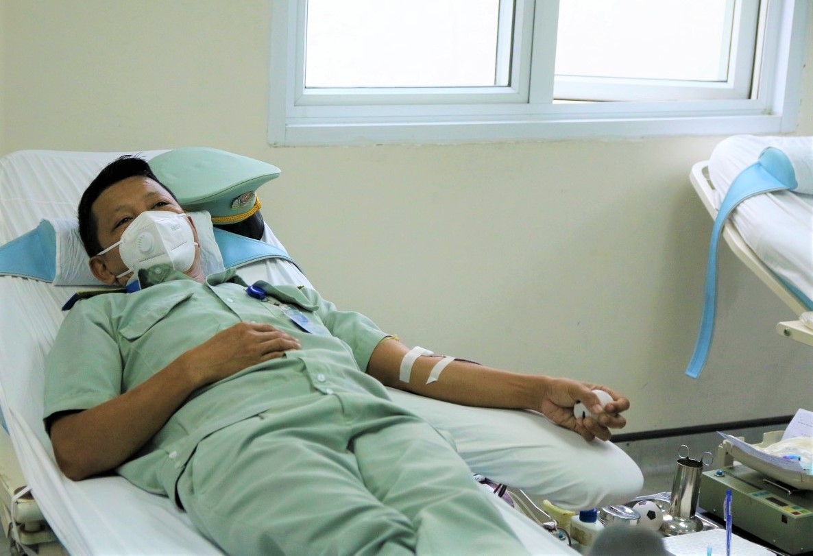 Hàng trăm đoàn viên Bệnh viện Trung ương Huế tham gia hiến máu đầu năm mới