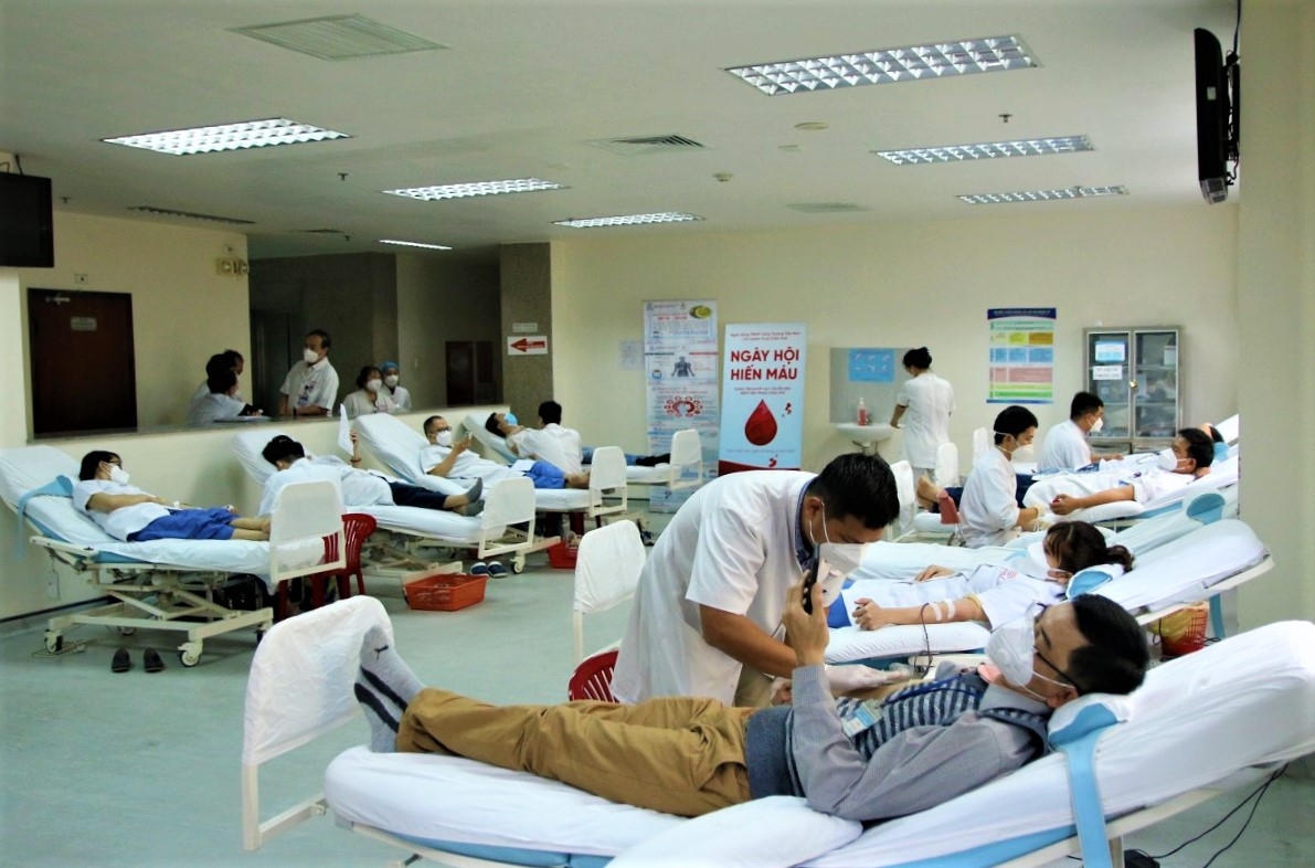 Hàng trăm đoàn viên Bệnh viện Trung ương Huế tham gia hiến máu đầu năm mới