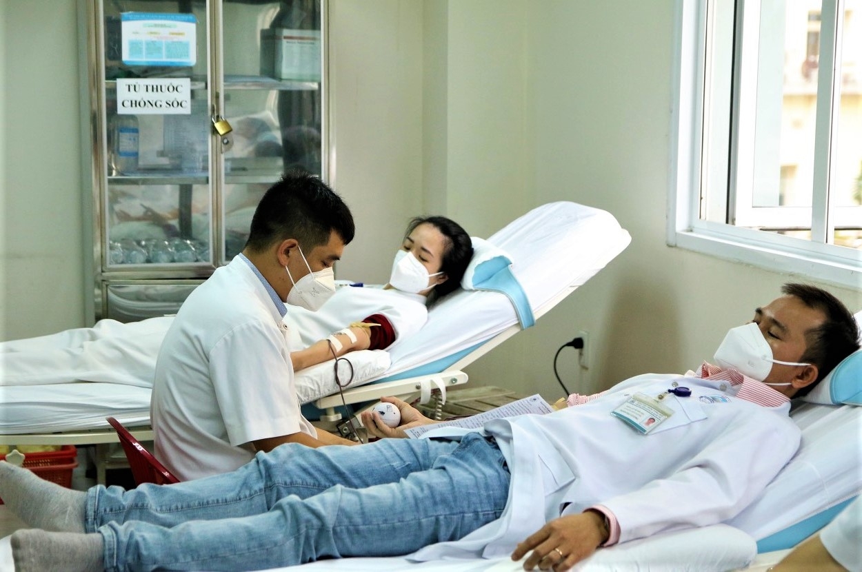 Hàng trăm đoàn viên Bệnh viện Trung ương Huế tham gia hiến máu đầu năm mới