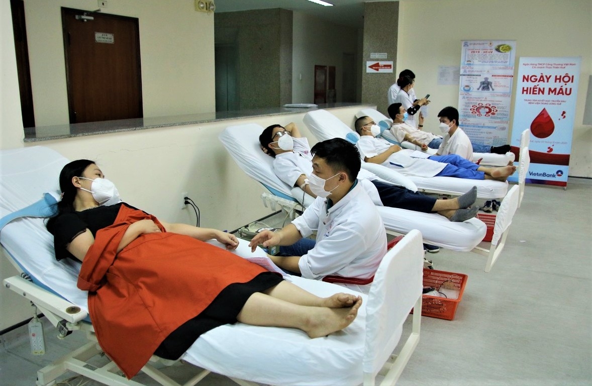 Hàng trăm đoàn viên Bệnh viện Trung ương Huế tham gia hiến máu đầu năm mới
