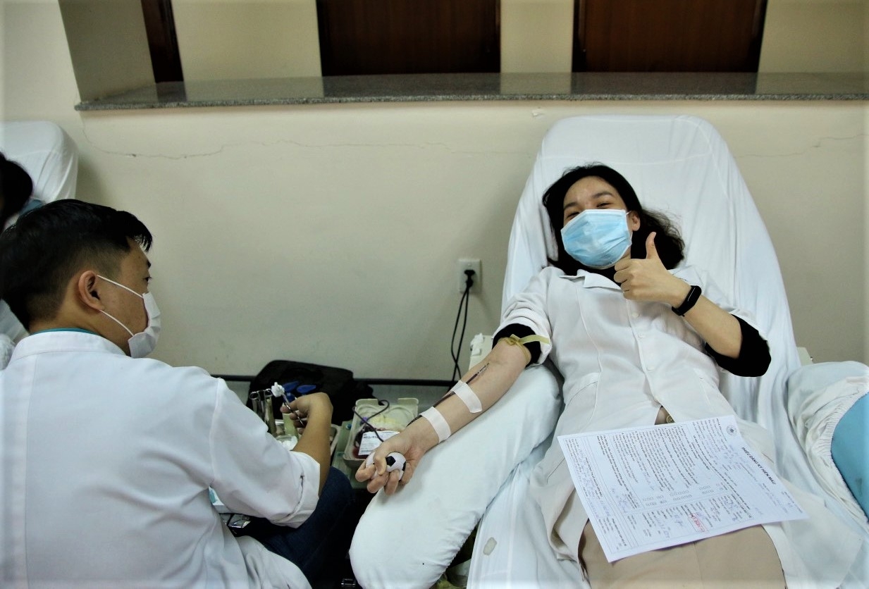 Hàng trăm đoàn viên Bệnh viện Trung ương Huế tham gia hiến máu đầu năm mới