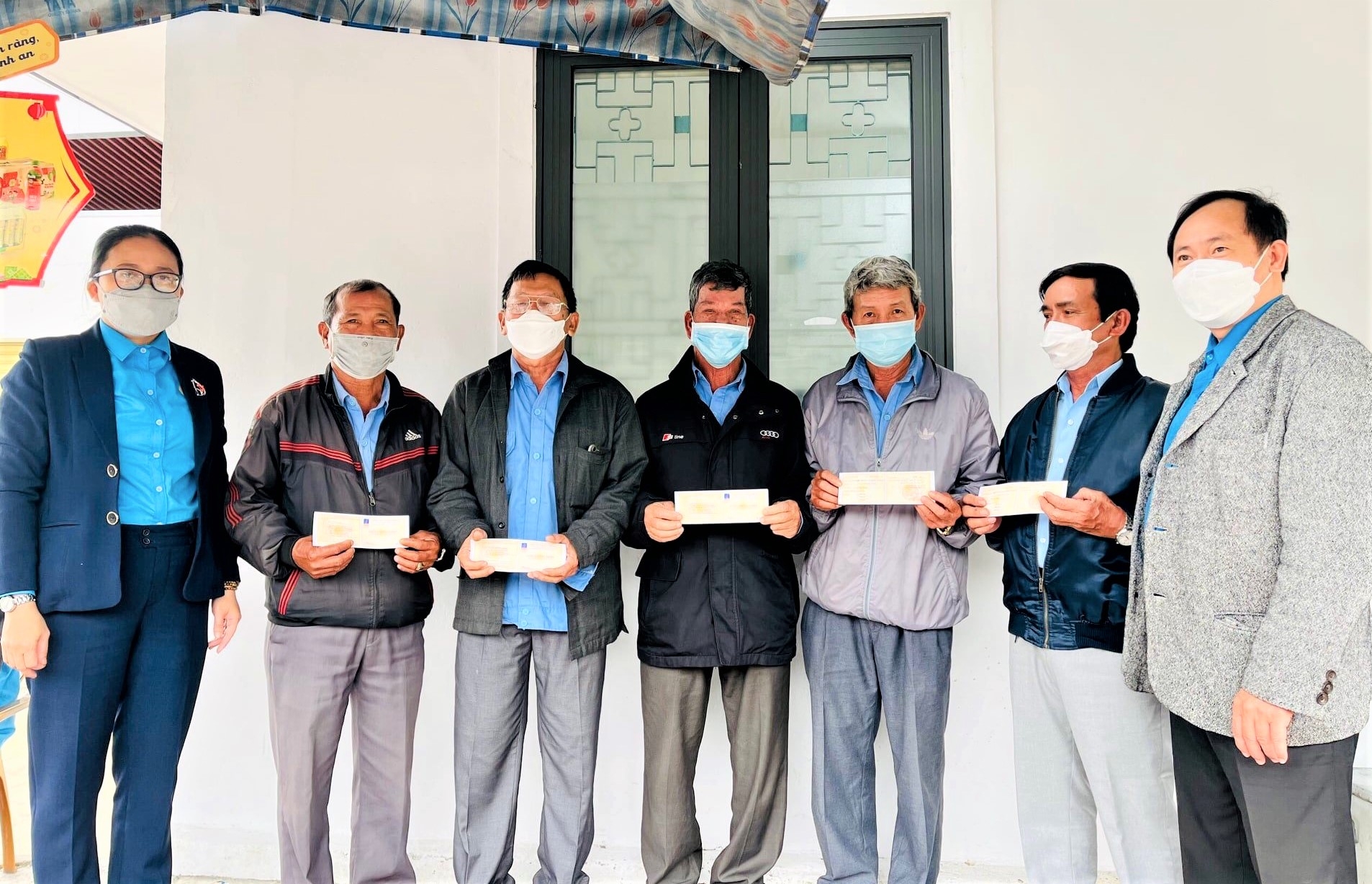 LĐLĐ TP. Huế tặng thẻ Bảo hiểm tai nạn cho đoàn viên Nghiệp đoàn Xích lô, xe thồ LĐLĐ TP. Huế tặng thẻ Bảo hiểm tai nạn cho đoàn viên Nghiệp đoàn Xích lô, xe thồ