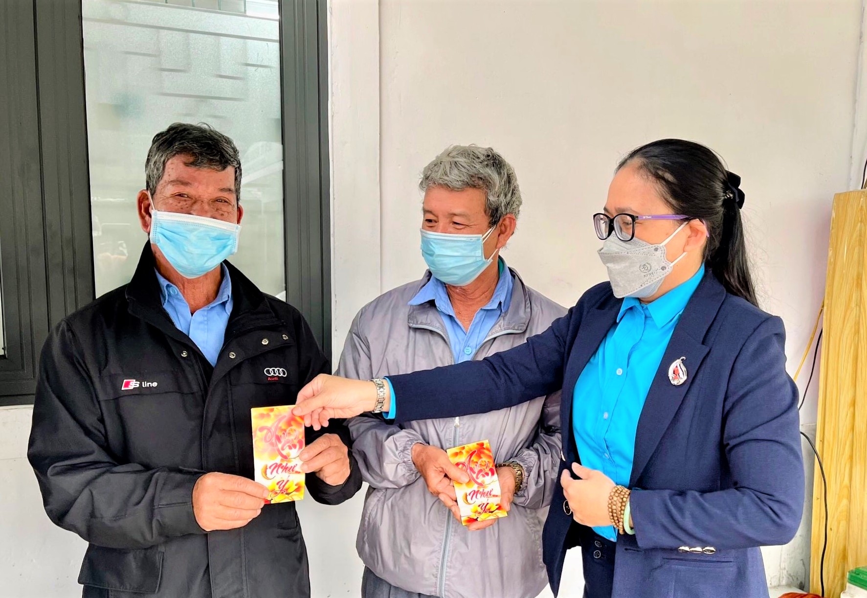 LĐLĐ TP. Huế tặng thẻ Bảo hiểm tai nạn cho đoàn viên Nghiệp đoàn Xích lô, xe thồ LĐLĐ TP. Huế tặng thẻ Bảo hiểm tai nạn cho đoàn viên Nghiệp đoàn Xích lô, xe thồ