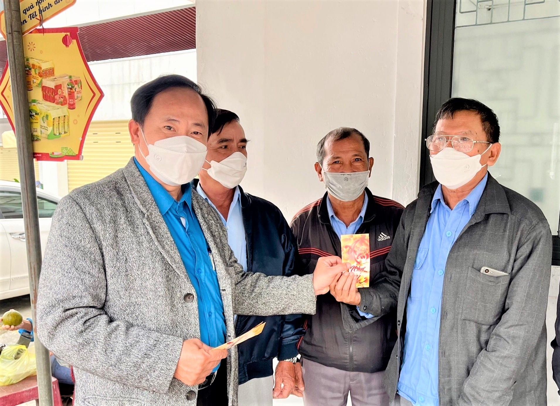 LĐLĐ TP. Huế tặng thẻ Bảo hiểm tai nạn cho đoàn viên Nghiệp đoàn Xích lô, xe thồ LĐLĐ TP. Huế tặng thẻ Bảo hiểm tai nạn cho đoàn viên Nghiệp đoàn Xích lô, xe thồ