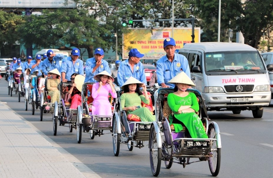 LĐLĐ TP. Huế tặng thẻ Bảo hiểm tai nạn cho đoàn viên Nghiệp đoàn Xích lô, xe thồ LĐLĐ TP. Huế tặng thẻ Bảo hiểm tai nạn cho đoàn viên Nghiệp đoàn Xích lô, xe thồ