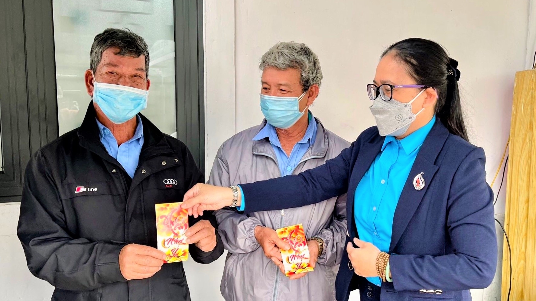 LĐLĐ TP. Huế tặng thẻ Bảo hiểm tai nạn cho đoàn viên Nghiệp đoàn Xích lô, xe thồ