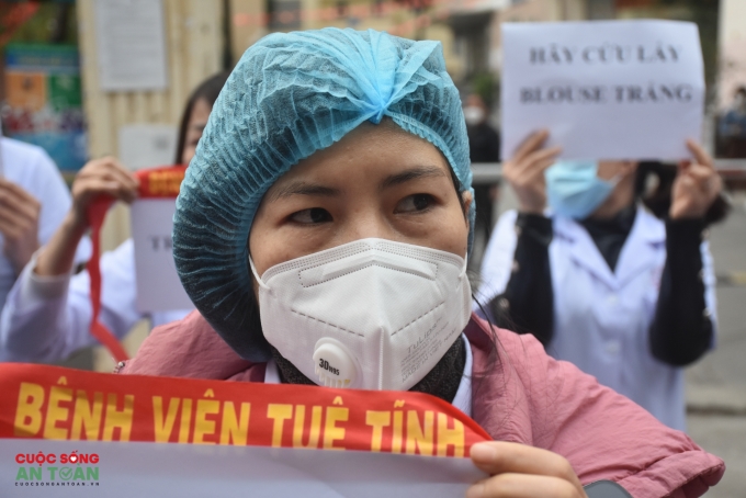 Vụ Bệnh viện Tuệ Tĩnh: Cán bộ, nhân viên tập trung trước cổng để đòi quyền lợi