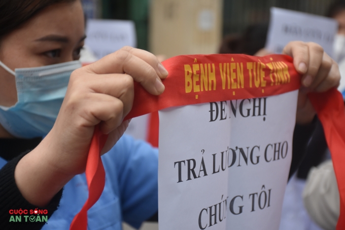 Vụ Bệnh viện Tuệ Tĩnh: Cán bộ, nhân viên tập trung trước cổng để đòi quyền lợi