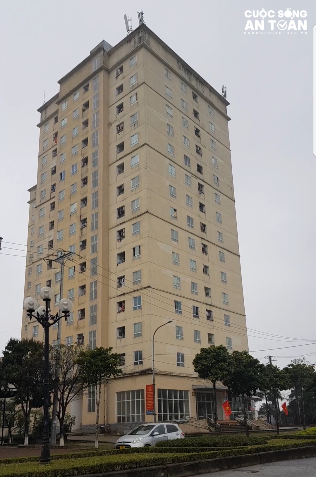 Thang máy dừng hoạt động vô thời hạn, công nhân phải leo bộ 15 tầng là "do cơ chế" Thang máy dừng hoạt động vô thời hạn, công nhân phải leo bộ 15 tầng là "do cơ chế"