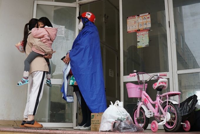 Thang máy dừng hoạt động, công nhân phải leo bộ 15 tầng là "do cơ chế"... Thang máy dừng hoạt động, công nhân phải leo bộ 15 tầng là "do cơ chế"...