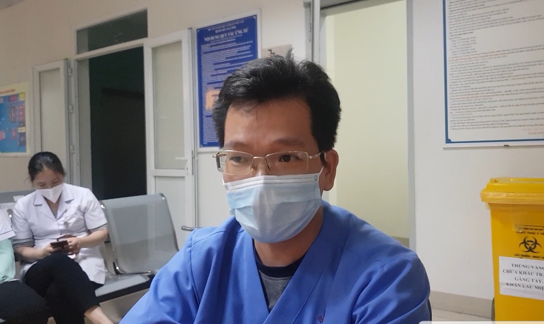 Nhân viên y tế tuyến đầu chống dịch bị nợ lương nửa năm