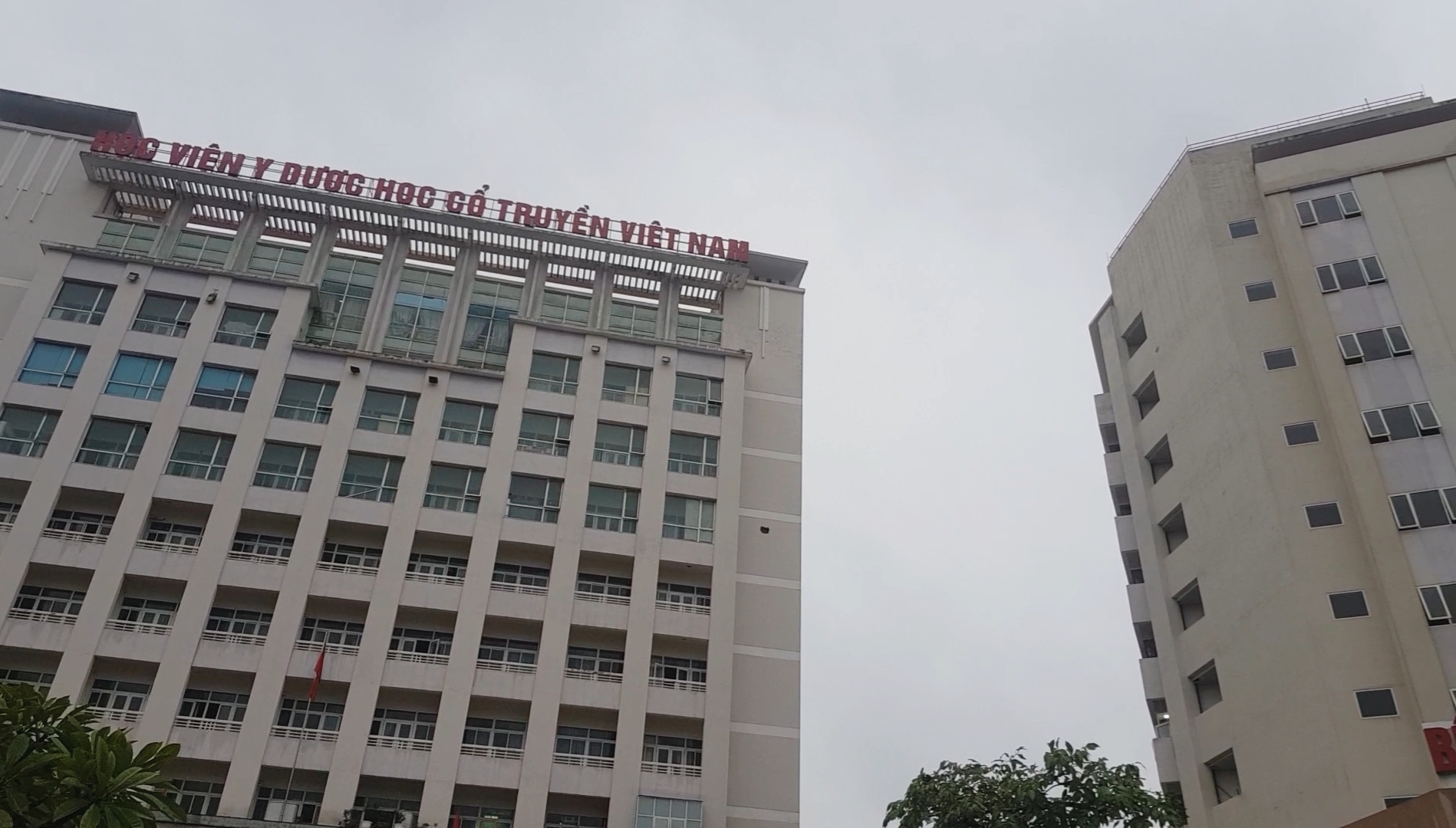 Bao giờ mới chấm dứt tình trạng: Bệnh viện nợ lương, nhân viên y tế đi bán rau mưu sinh