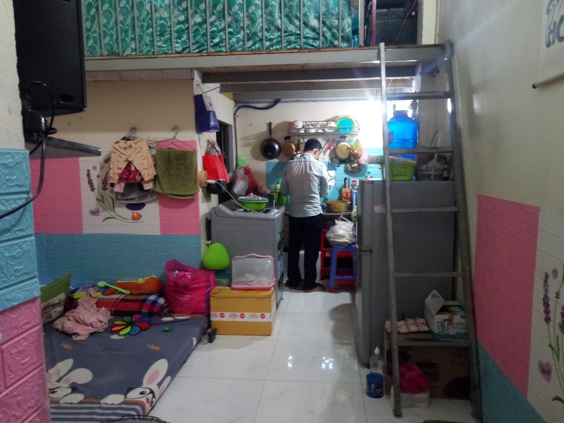 Những người dân nhập cư chấp nhận ở phòng trọ trật trội, cần kiệm … với mong muốn có một căn nhà của riêng mình. Ảnh: Sỹ Bắc