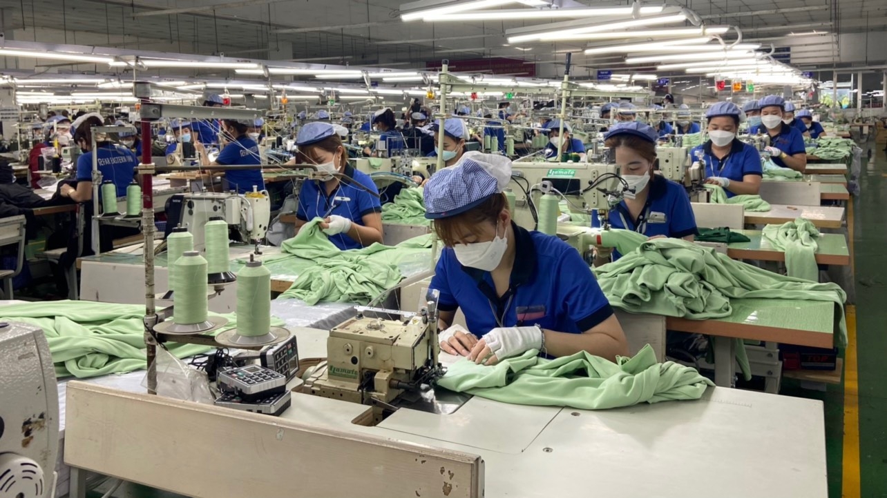 Doanh nghiệp tăng lương thu hút và giữ chân người lao động NLĐ tại Công ty TNHH Apparel Far Eastern Việt Nam được tăng lương, phụ cấp … đảm bảo thu nhập giao động từ 9 đến 15 triệu đồng/tháng. Ảnh: Công đoàn cơ sở cung cấp