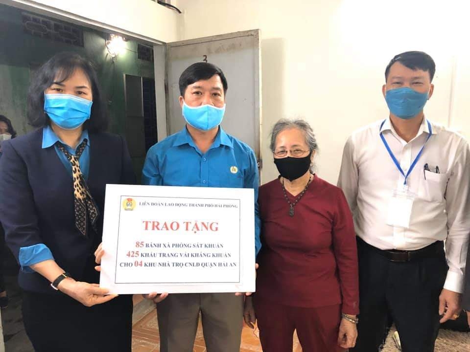 Hải Phòng: Gần 20 tấn gạo dành tặng công nhân lao động nhập cư hai phong gan 20 tan gao danh tang cong nhan lao dong nhap cu