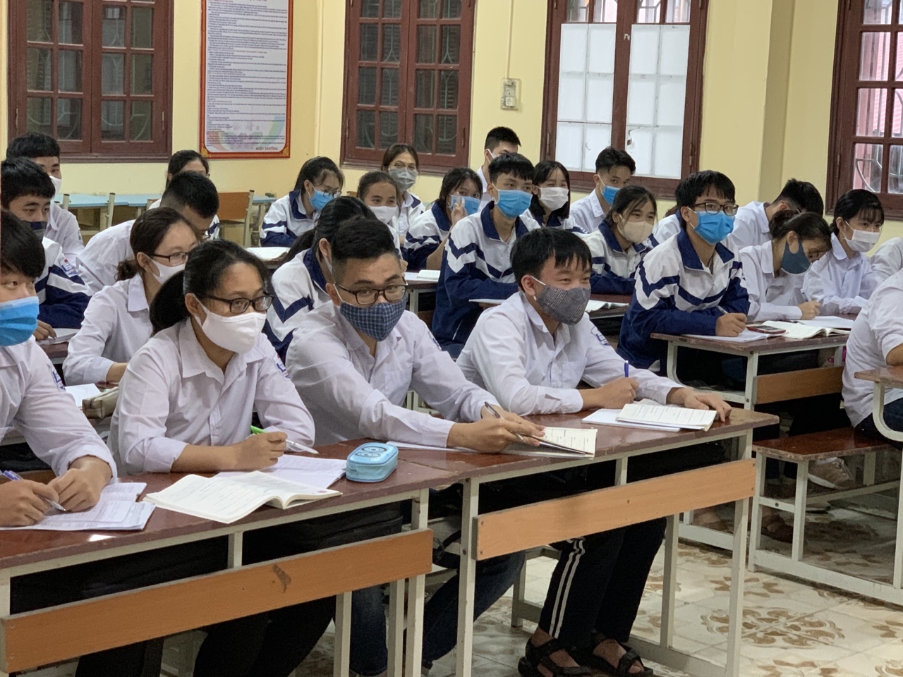 hai duong hoc sinh lop 9 khoi thcs va 12 khoi thpt gdnn gdtx nao nuc tro lai truong