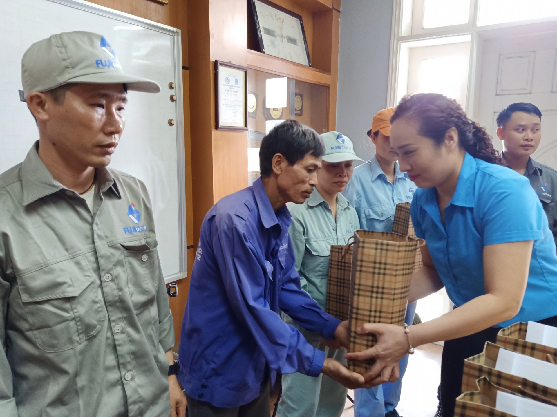 "Bố con tôi rất biết ơn Liên đoàn Lao động tỉnh Hải Dương" bo con toi rat biet on lien doan lao dong tinh hai duong