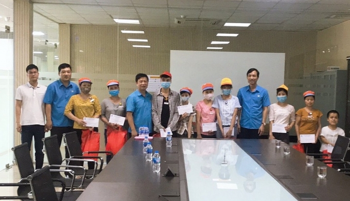 cong nhan co hoa n ca nh kho khan tai tu ky hai duong duoc ta ng qua